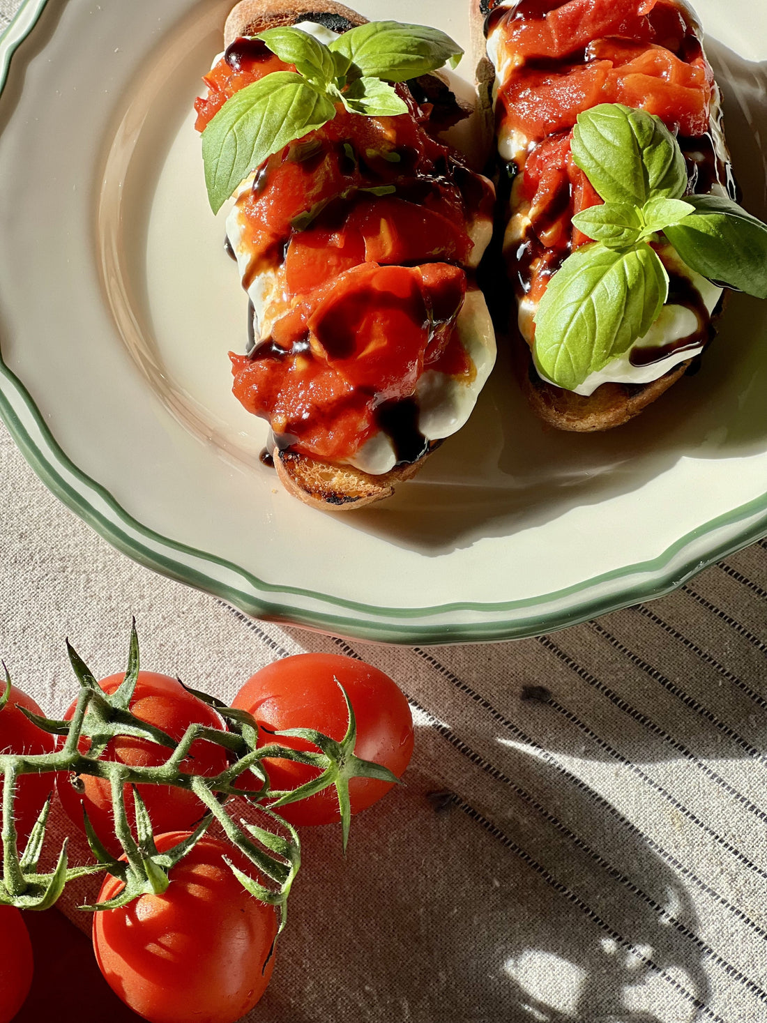 Bruschetta mit Tomatenconfit und Stracciatella – das perfekte Frühstück