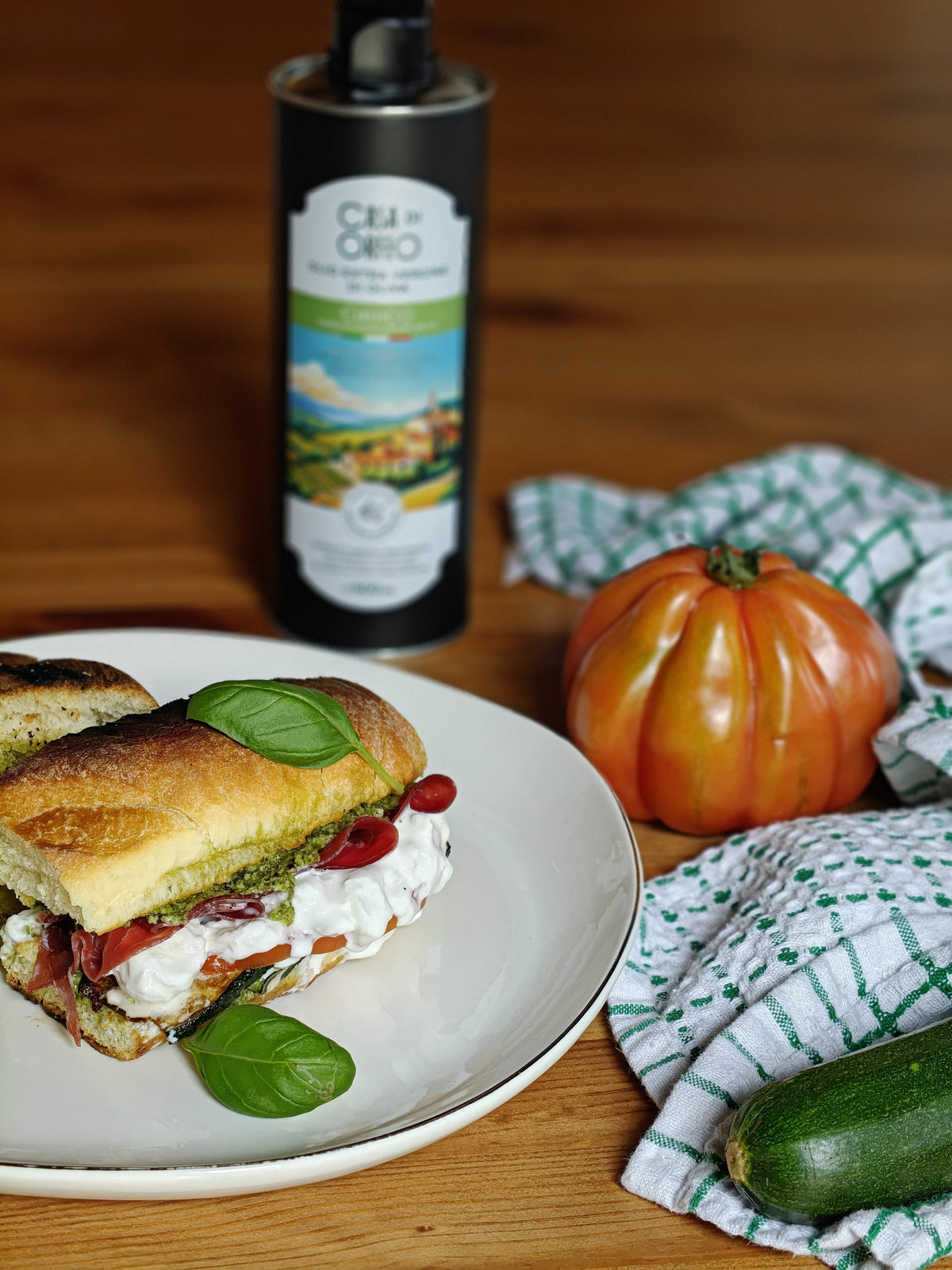 Panino mit Pesto, gegrillter Zucchini und Burrata