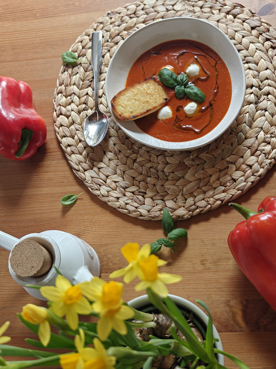 Cremesuppe aus gerösteter Paprika und Tomaten
